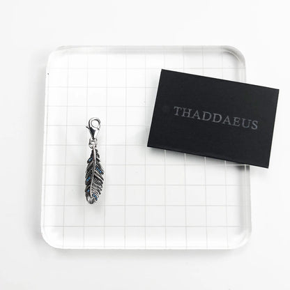 Feder-Anhänger aus 925 Sterling Silber mit blauem Einsatz, an Karabineröse
