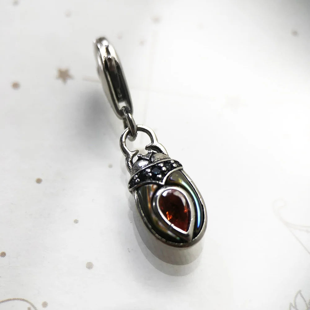 Käfer-Anhänger aus 925er Silber mit orangefarbenem Cabochon und dunkler Umrandung