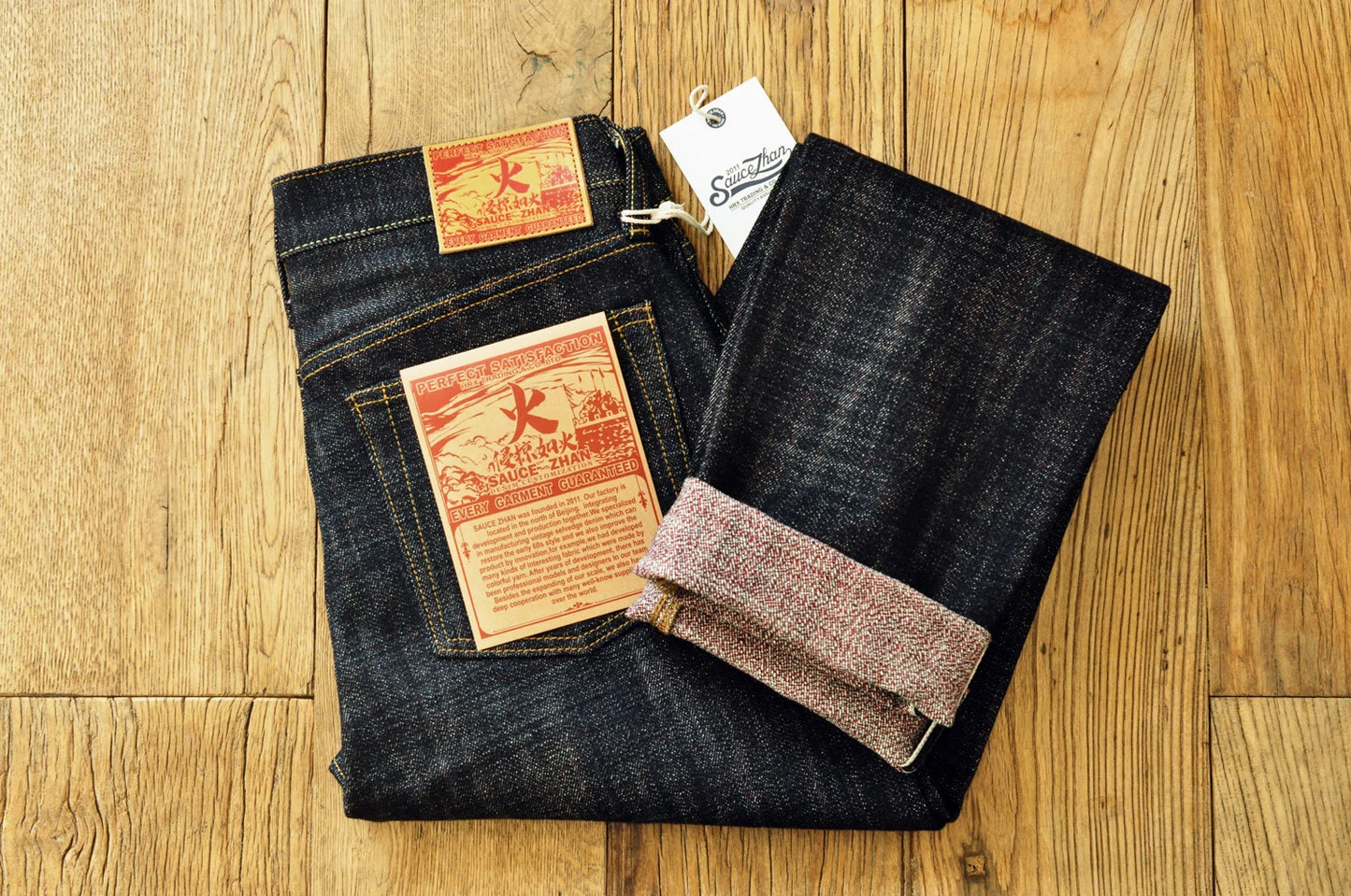 Herren Jeans im Taper Fit aus Raw Denim mit versilberten Knöpfen