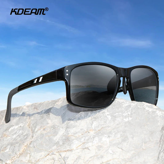 Rechteckige Sport-Sonnenbrille mit schwarzem Rahmen und dunklen, polarisierenden Gläsern