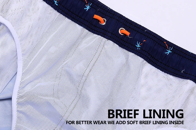 Kurze Herren-Shorts aus Polyester mit atmungsaktivem Mesh-Futter, elastischem Bund und Seitentasche – ideal für Sport und Strand.