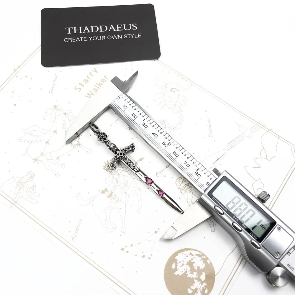 Schwert-Anhänger aus Sterlingsilber auf Karte, mit Kreuz und roten Steinen