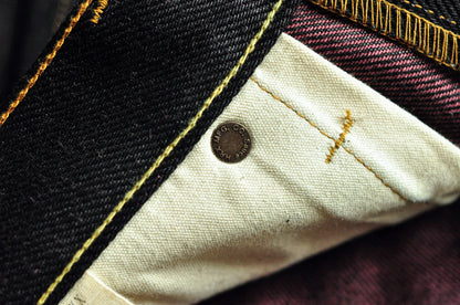 Herren Jeans aus Selvedge Denim mit doppelseitiger Färbung und gerader Passform