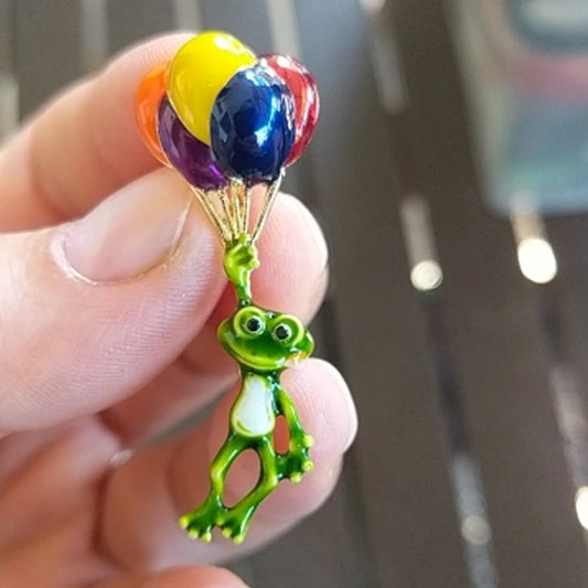 Frosch-Brosche: grüner Frosch mit buntem Ballon aus Emaille