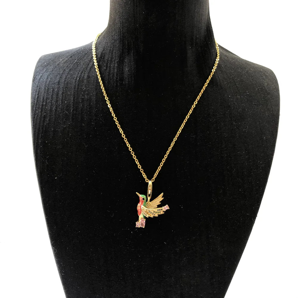 Kolibri-Halskette auf schwarzer Büste, goldfarbene Kette und Vogel-Anhänger