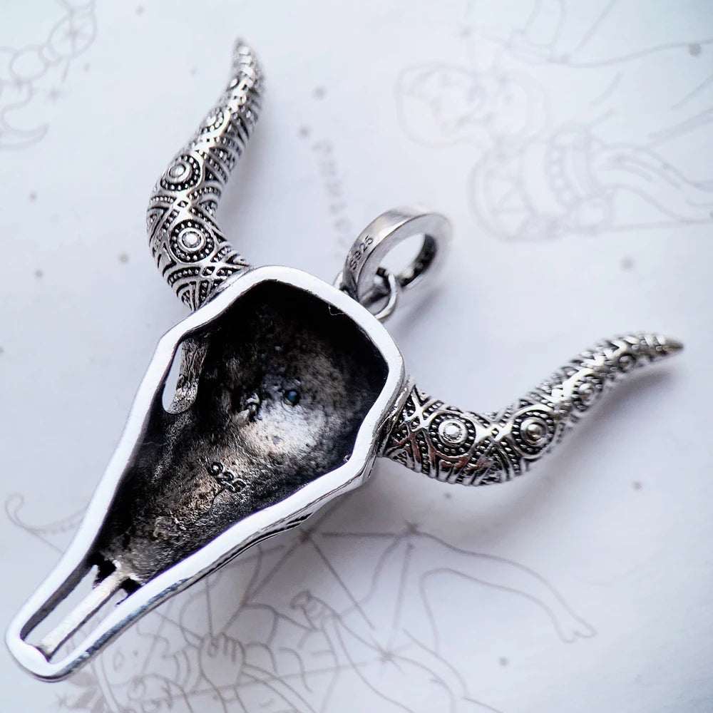 Rückseite Stierkopf-Anhänger aus Sterlingsilber mit Öse und Prägung, türkisfarbene Steine