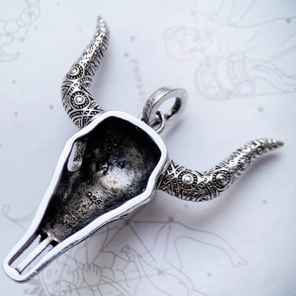Rückseite Stierkopf-Anhänger aus Sterlingsilber mit Öse und Prägung, türkisfarbene Steine