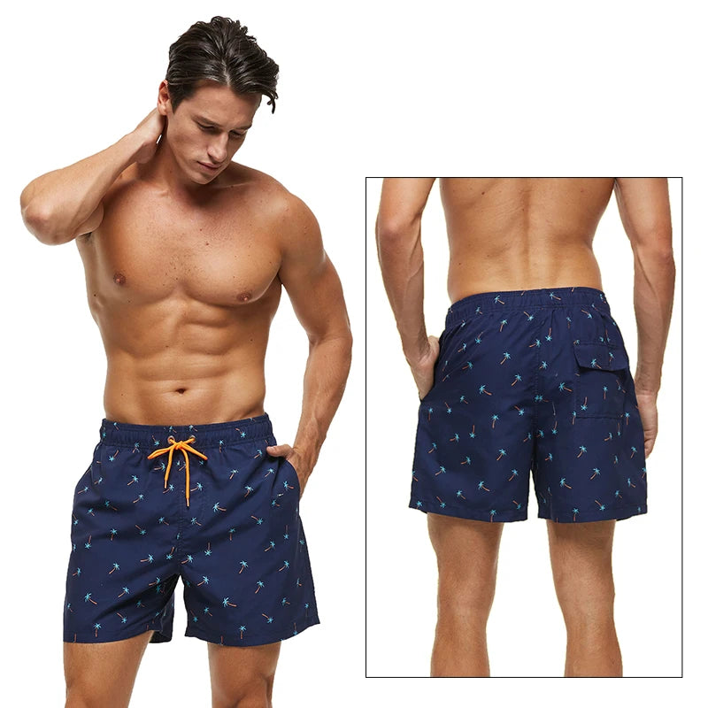 Kurze Herren-Shorts aus Polyester mit atmungsaktivem Mesh-Futter, elastischem Bund und Seitentasche – ideal für Sport und Strand.
