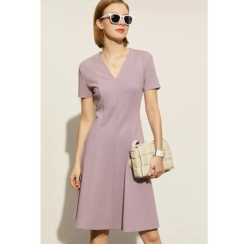 Ärmelloses Damen-Chiffonkleid mit Rundhalsausschnitt im minimalistischen Design – ideal fürs Büro und den Sommer.