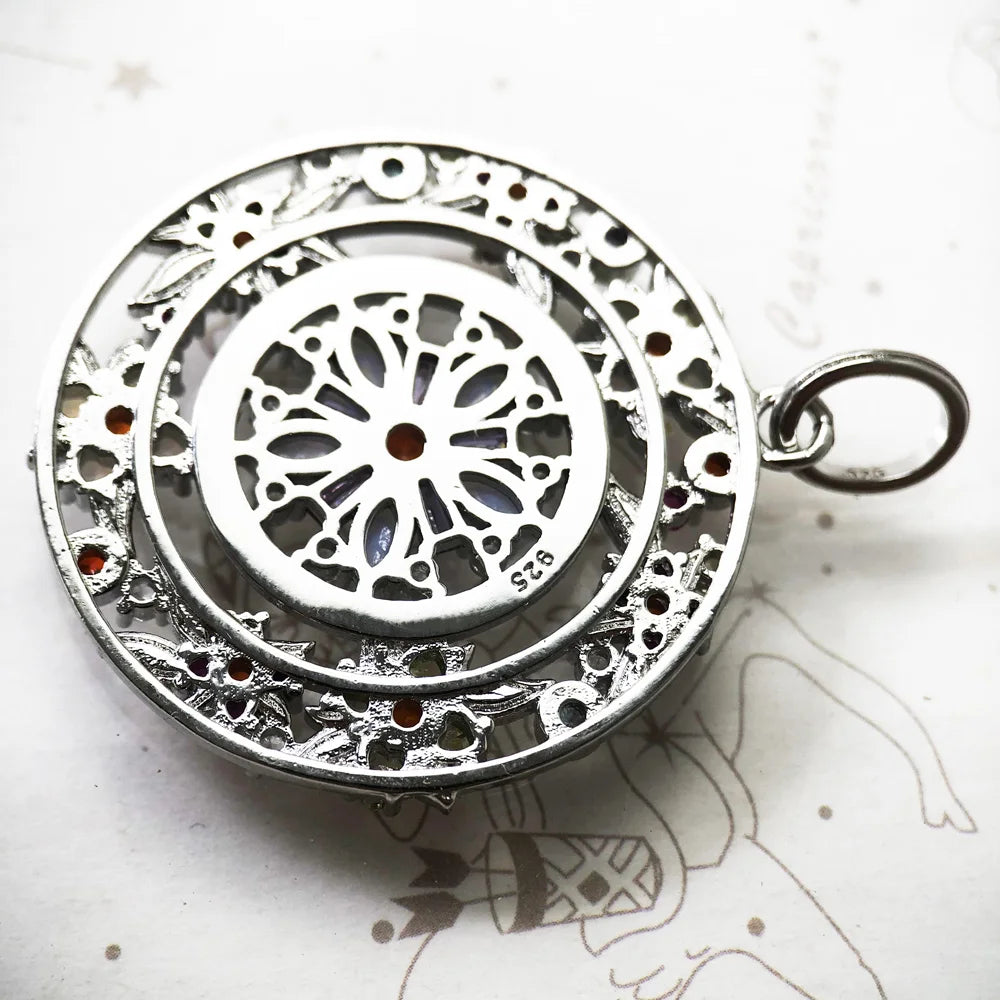 Rückseite eines Anhängers aus 925 Sterling-Silber mit filigranem Blumenrelief