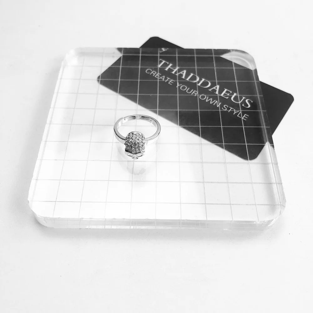 Totenkopf-Ring in Geschenkbox, silberfarbenes Band und gepunkteter Kopf am Ringkopf