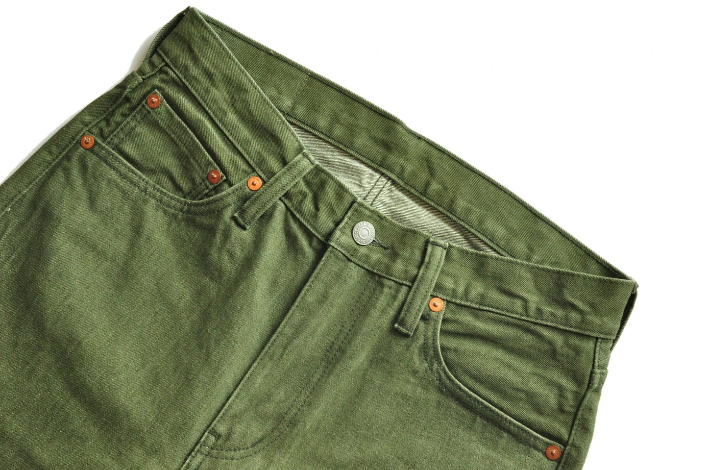 Herren Jeans in Vulkanisiertem Olivgrün mit Slim Fit und Reißverschluss