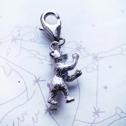 Bären-Anhänger aus 925er Sterlingsilber, Nahaufnahme von der Seite mit Aufhängöse