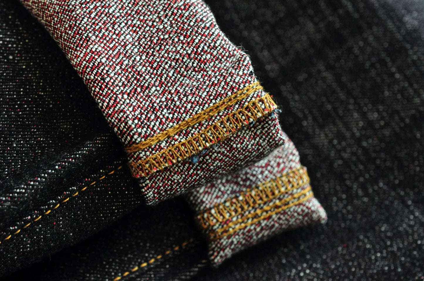 Herren Jeans im Taper Fit aus Raw Denim mit versilberten Knöpfen