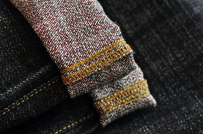 Herren Jeans im Taper Fit aus Raw Denim mit versilberten Knöpfen
