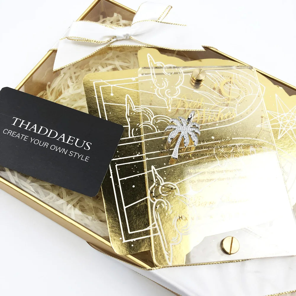 Palmbaum-Anhänger aus 925er Sterlingsilber, sichtbar auf goldener Geschenkbox