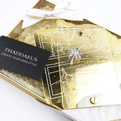 Palmbaum-Anhänger aus 925er Sterlingsilber, sichtbar auf goldener Geschenkbox