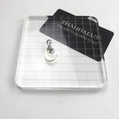 Mond-und-Herz-Charm-Anhänger aus 925er Sterlingsilber auf Präsentkarte, Nahansicht