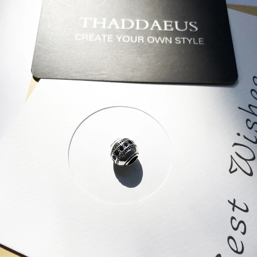 Schmuck-Charmperle aus 925er Silber mit schwarzem Steindekor und Zierlinien