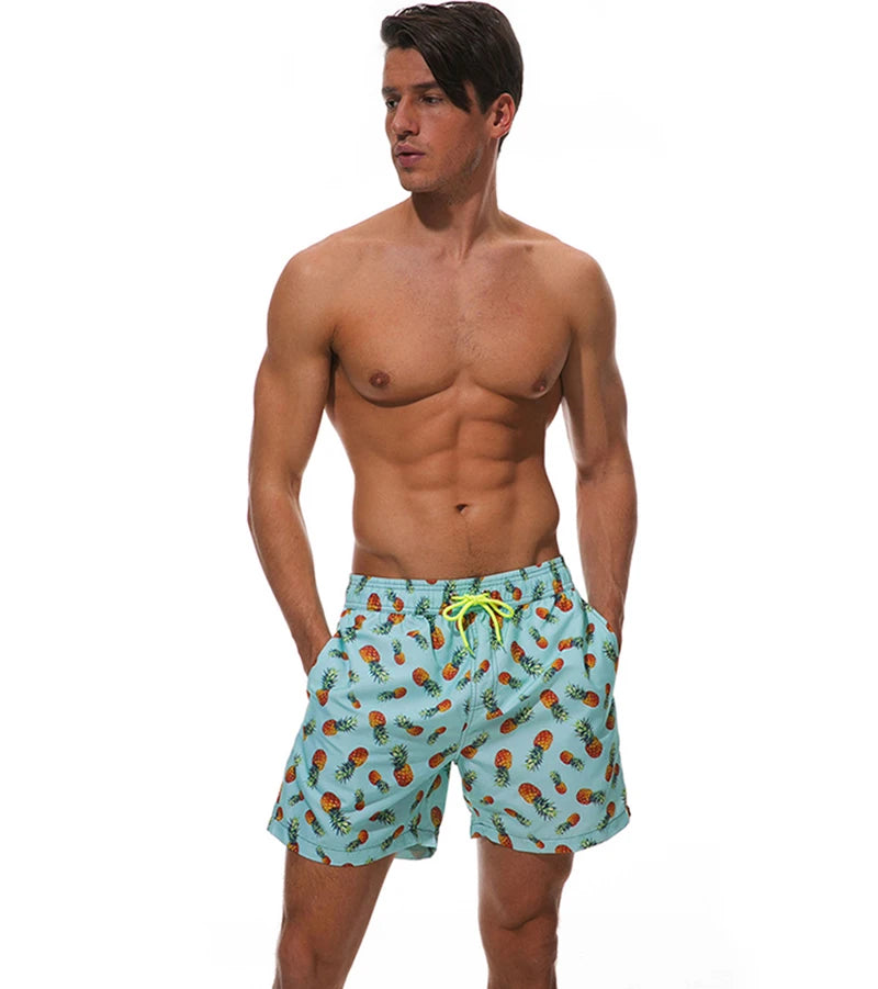 Herren-Badeshorts mit Mesh-Innenslip, verstellbarem Bund und Taschen – ideal für Sport und Freizeit.