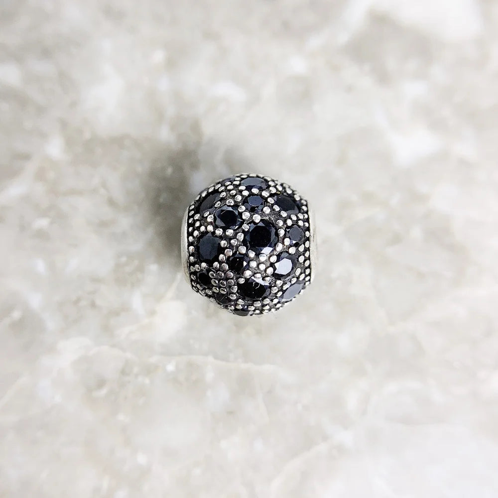 Karma-Charms in schwarz mit silbernem Steinziermuster, 925 Sterlingsilber