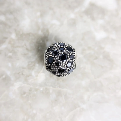 Karma-Charms in schwarz mit silbernem Steinziermuster, 925 Sterlingsilber