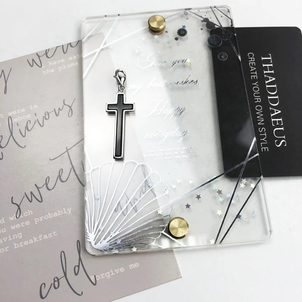 Kreuz-Charm-Anhänger aus 925 Sterlingsilber mit Öse, auf Kartenpräsentation