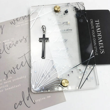 Kreuz-Charm-Anhänger aus 925 Sterlingsilber mit Öse, auf Kartenpräsentation