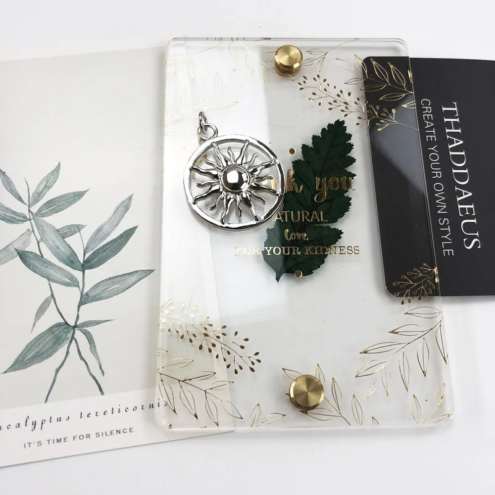 925-Sterlingsilber-Sonnenanhänger in Geschenkbox mit Blattdekor und goldenen Akzenten