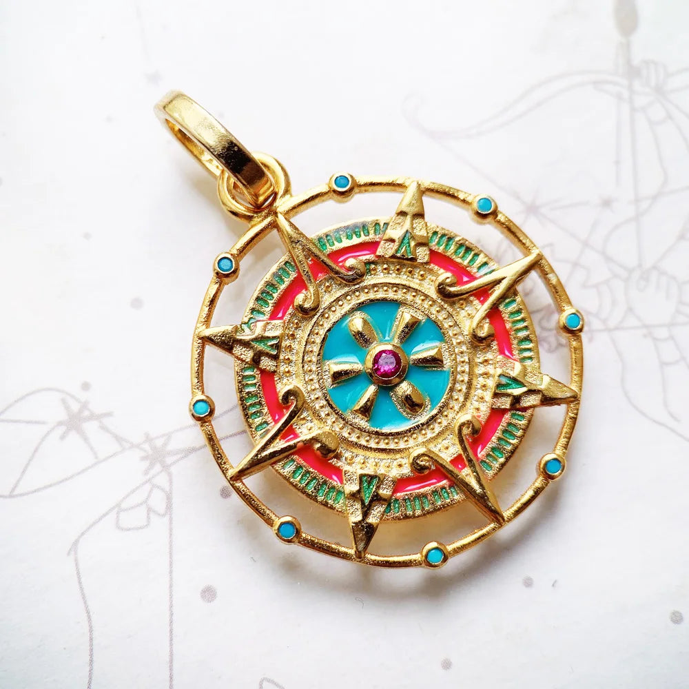 Goldfarbener Anhänger mit rundem Azteken-Mandala, farbiger Emaille und Türkissteinen