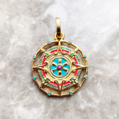 Goldfarbener Anhänger mit rundem Mandala-Motiv in Türkis, Pink und farbiger Emaille
