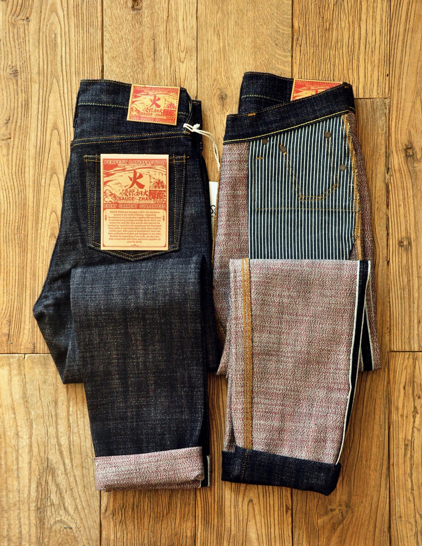 Herren Jeans im Taper Fit aus Raw Denim mit versilberten Knöpfen