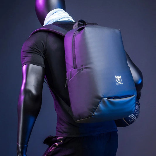 Herren-Schulrucksack mit gepolsterten Trägern und Bullcaptain-Logo, dunkel mit Farbverlauf