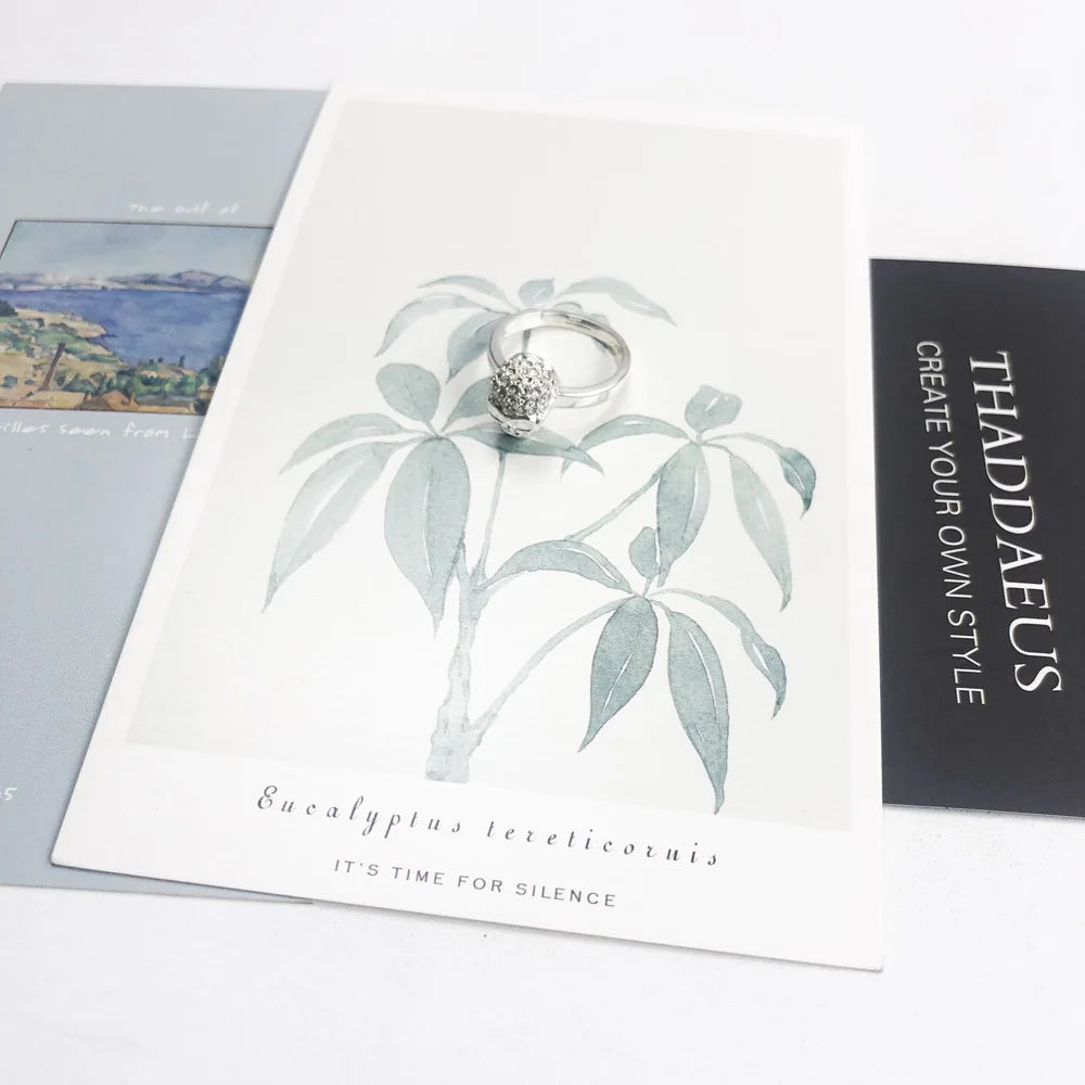Silberner Totenkopf-Ring mit Pavé auf botanischer Karte, glitzernde Fassungen