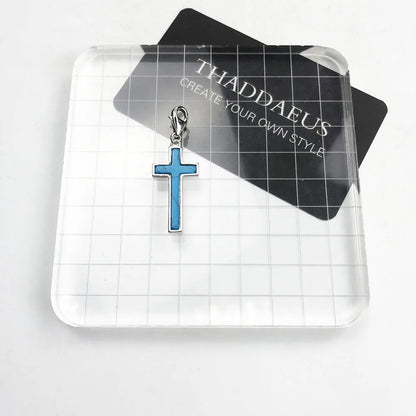 Kreuz-Charm-Anhänger aus Sterlingsilber mit blauem Kreuz auf Schmuckkarte