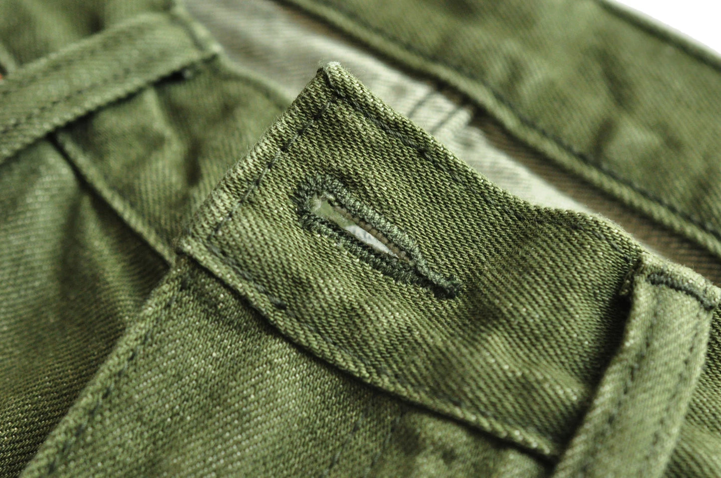 Herren Jeans in Vulkanisiertem Olivgrün mit Slim Fit und Reißverschluss