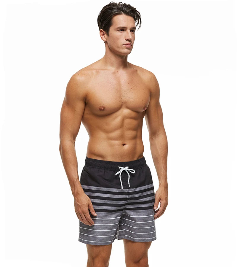 Herren-Badeshorts aus Polyester mit abnehmbarem Polster und niedrigem Bund – ideal für den Sommer.