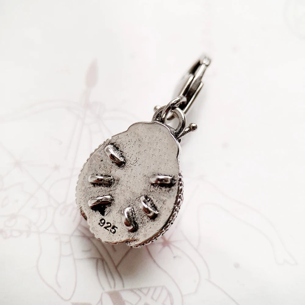 Rückseite des Marienkäfer-Anhängers aus 925 Sterlingsilber mit Prägung „925“
