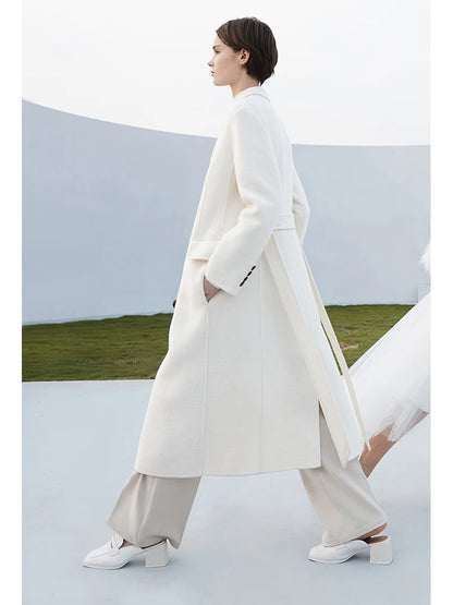 Damen Winterjacke im minimalistischen Stil mit reversiblem Kragen und Gürtel