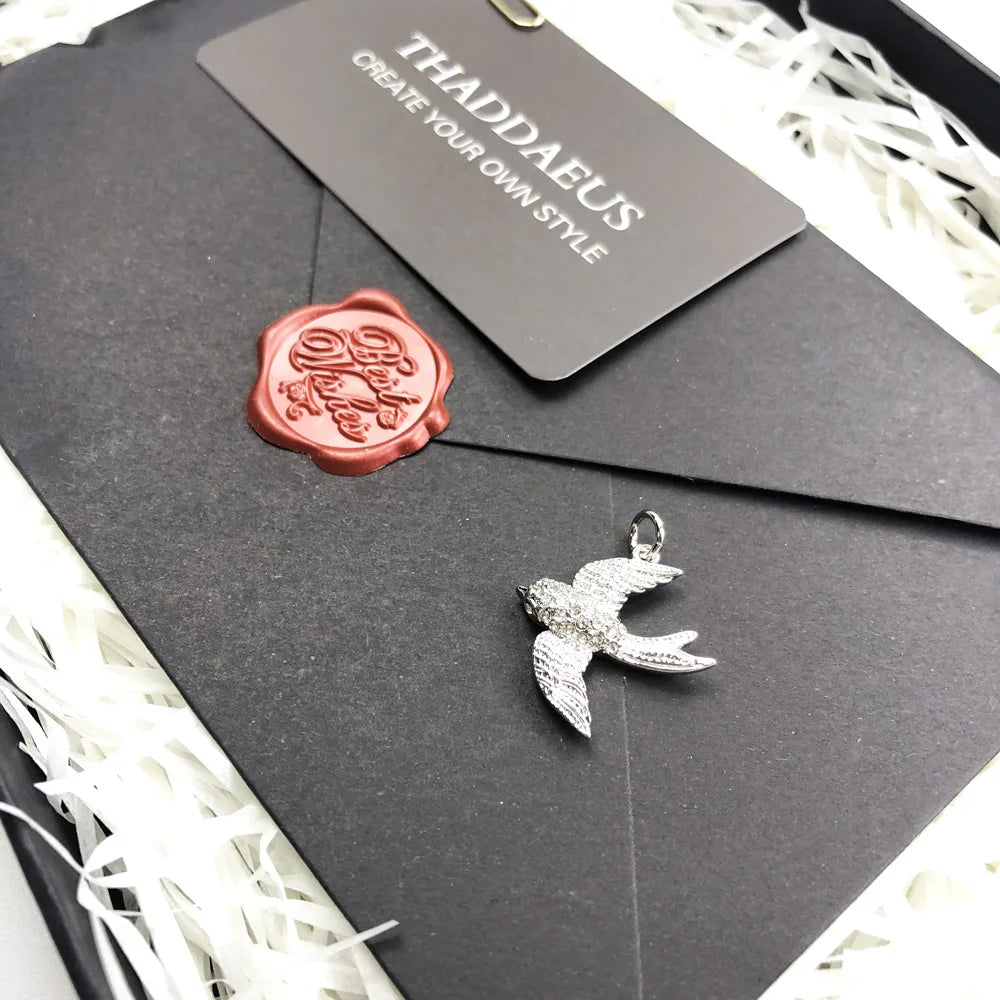 Schwalben-Anhänger aus 925 Sterlingsilber auf schwarzen Schmuckkarten