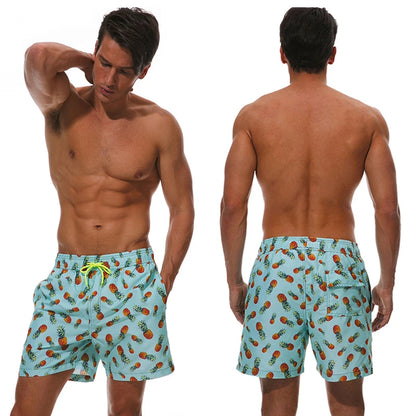 Herren-Badeshorts mit Mesh-Innenslip, verstellbarem Bund und Taschen – ideal für Sport und Freizeit.