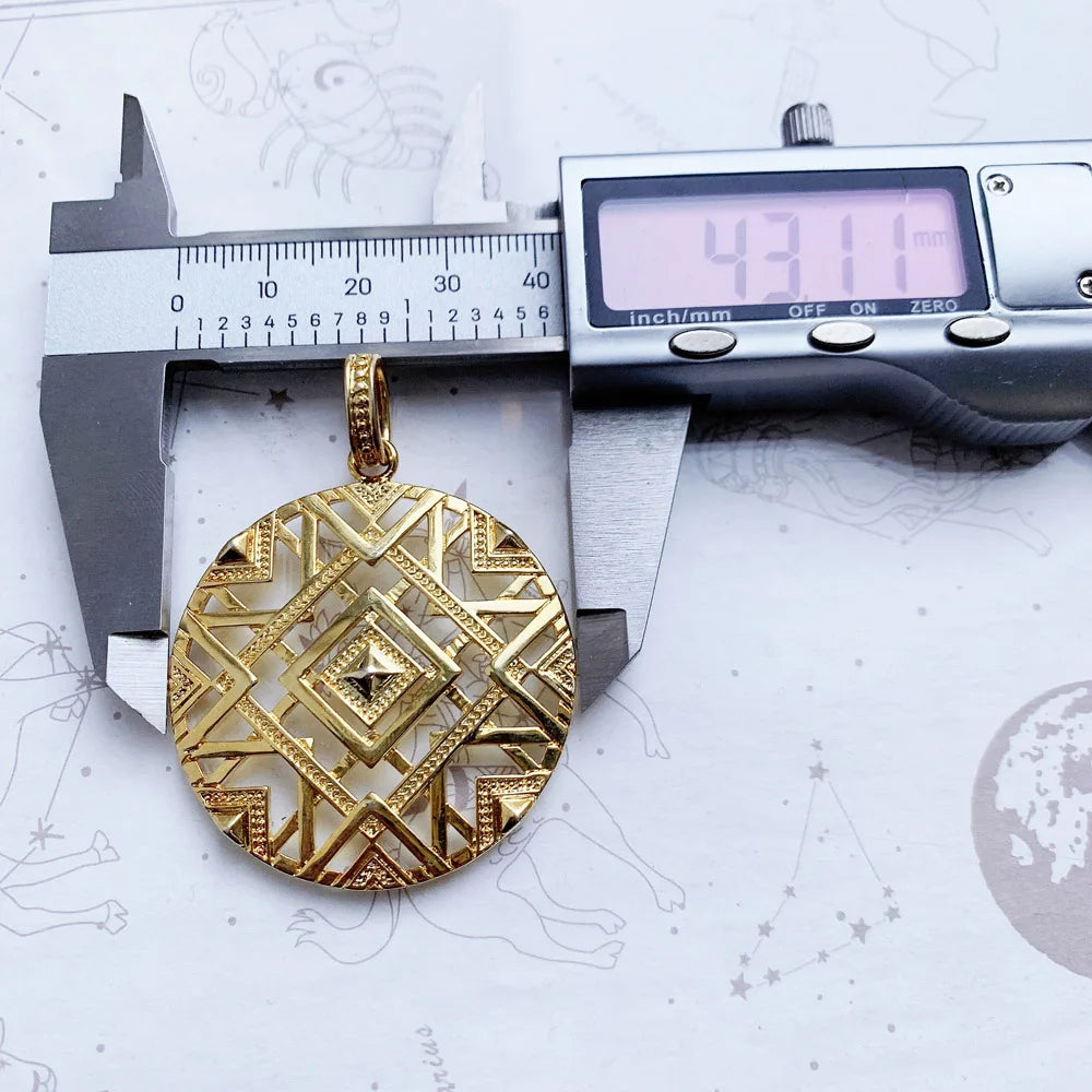 Runder goldfarbener Anhänger mit geometrischem Musterfront und Öse
