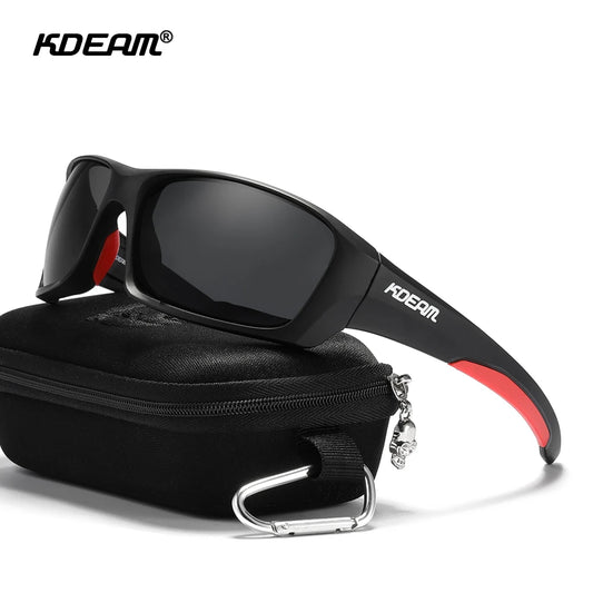 Sport-Sonnenbrille mit dunklen, polarisierten Gläsern; schwarzer Rahmen mit roten Akzenten.