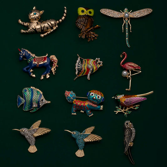 Tierbroschen-Set mit Pferd-, Vogel- und Insektenmotiven, farbenfrohe Schmuckstücke