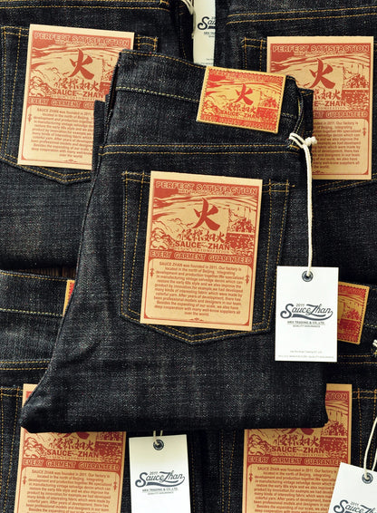 Herren Jeans im Taper Fit aus Raw Denim mit versilberten Knöpfen