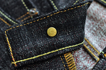 Herren Jeans im Taper Fit aus Raw Denim mit versilberten Knöpfen