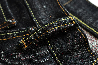 Herren Jeans im Taper Fit aus Raw Denim mit versilberten Knöpfen