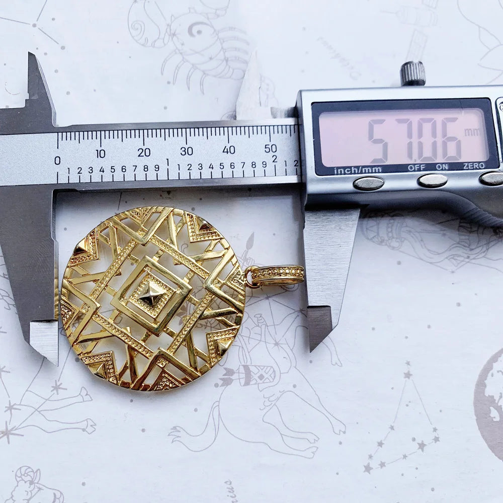 Runder goldfarbener Anhänger mit geometrischem Ornament und seitlicher Öse
