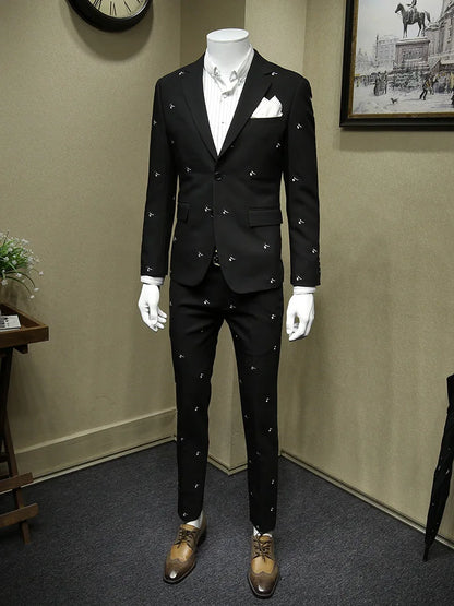 Eleganter Herrenanzug aus 70% Wolle, einreihig, schmal geschnitten mit Weste und Hose in tiefem Blau – ideal für formelle Anlässe und Hochzeiten.