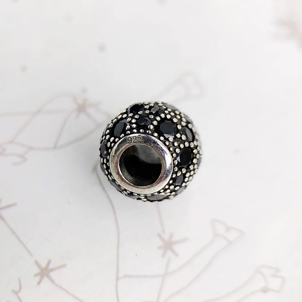 Karma-Charms mit schwarzer Perle und sichtbarer Öffnung, Fassung aus 925 Sterlingsilber